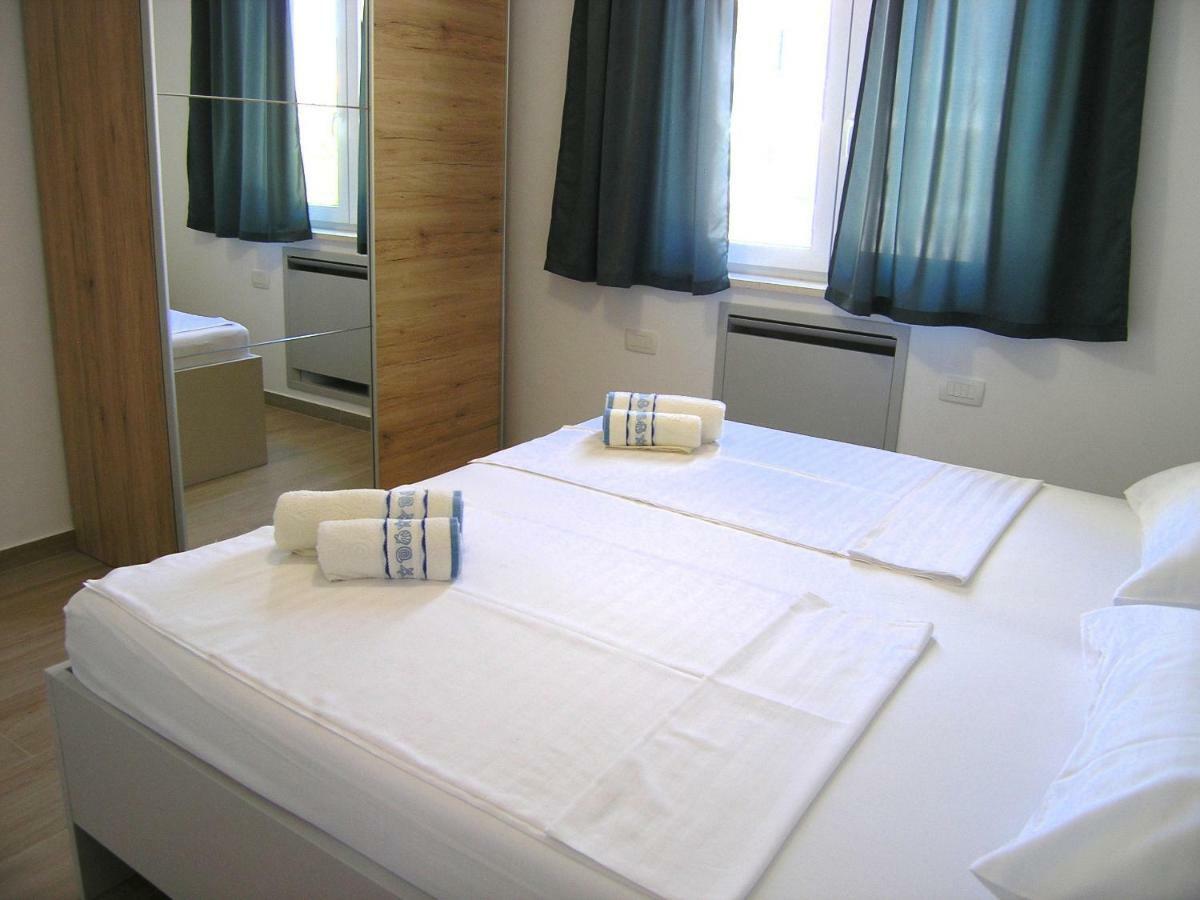 Apartmani Krajinovic Krk Town Buitenkant foto