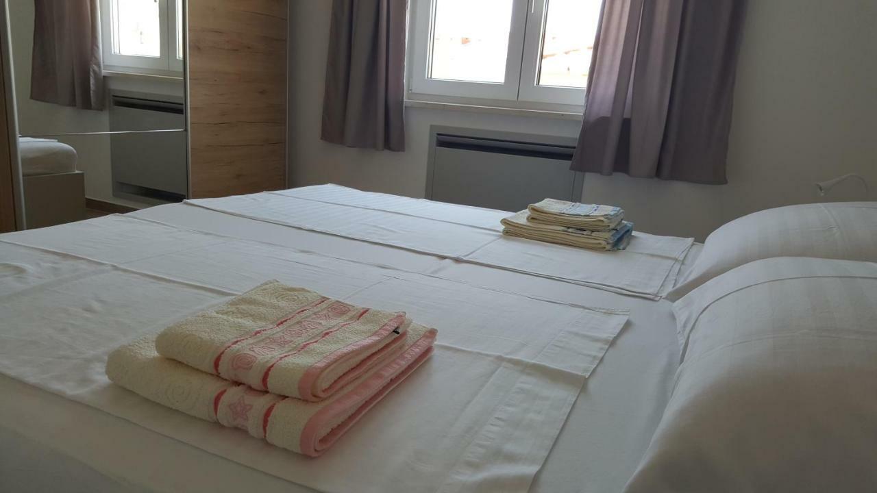 Apartmani Krajinovic Krk Town Buitenkant foto